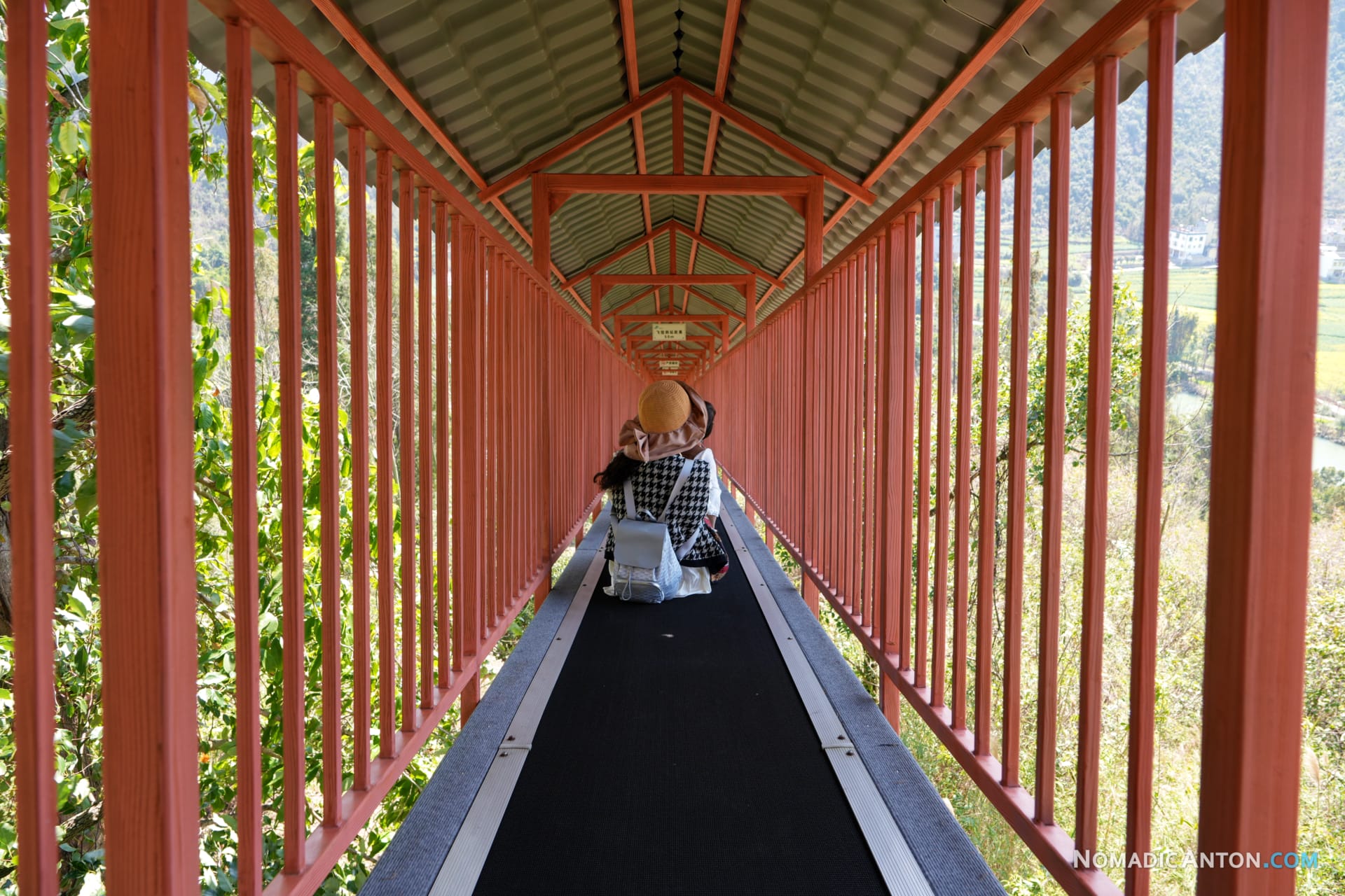 Human conveyor that goes up the hill