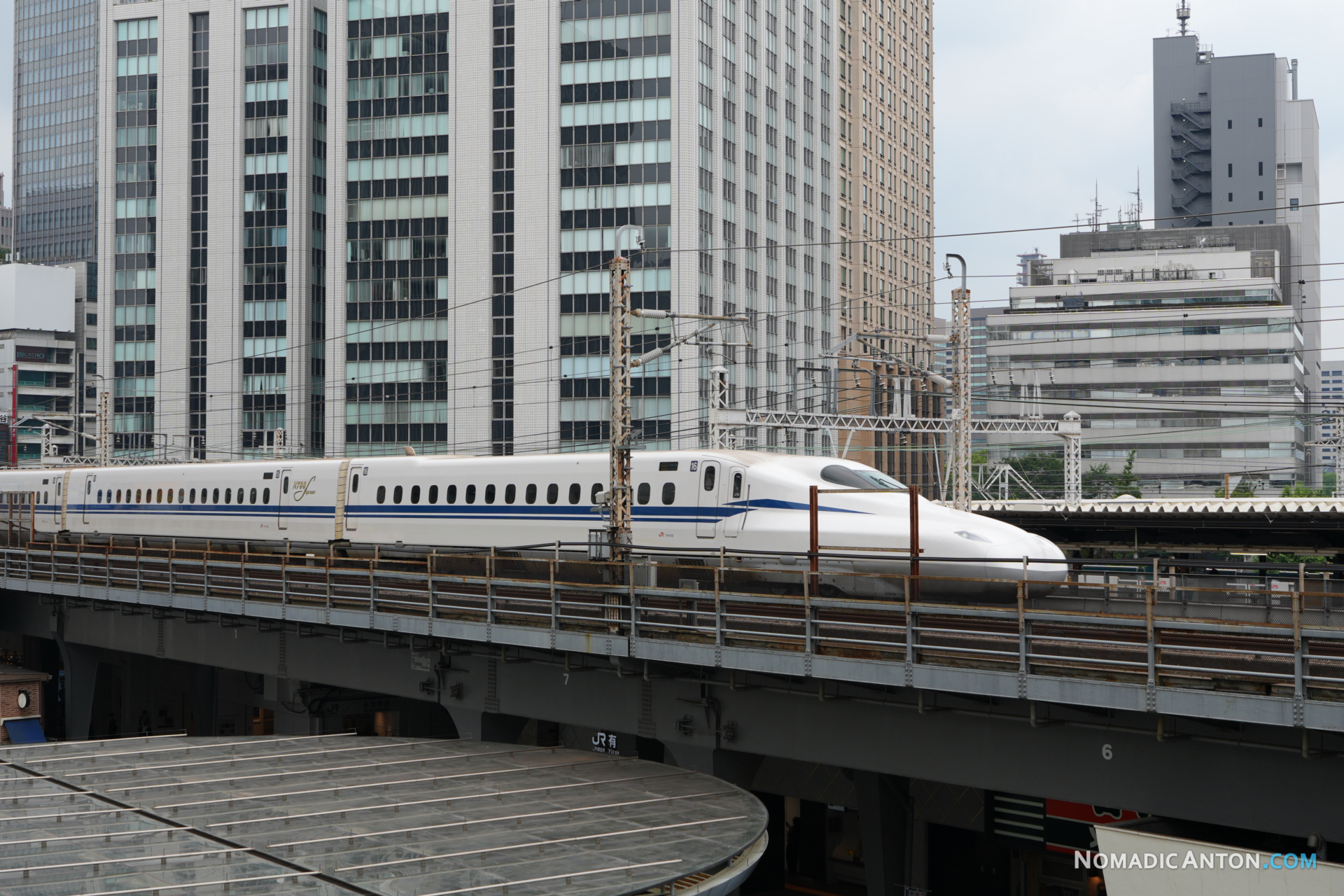 Shinkansen train at Yurakucho station